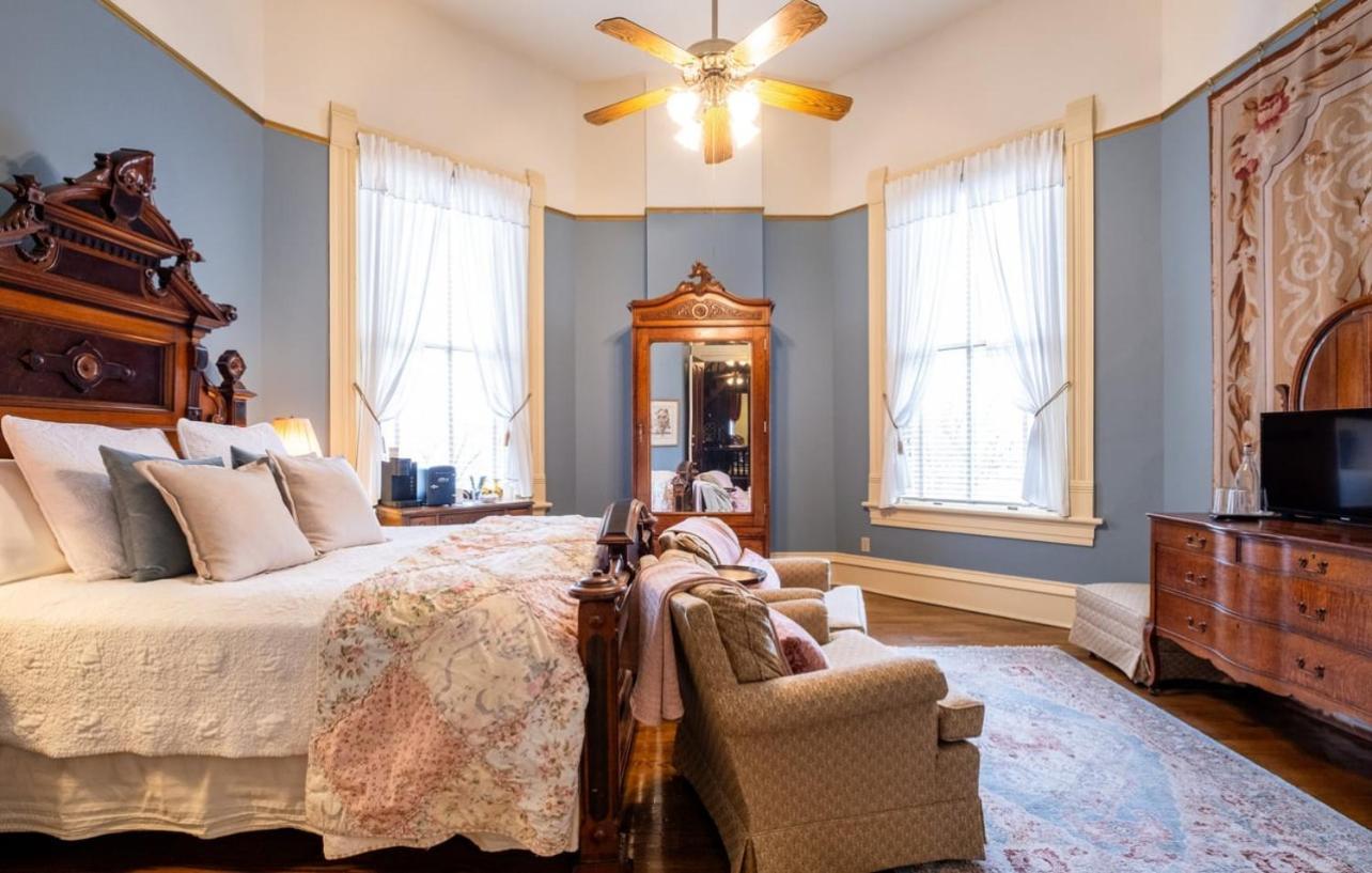 Miss Eliza Queen Room,1576800185:JPEG