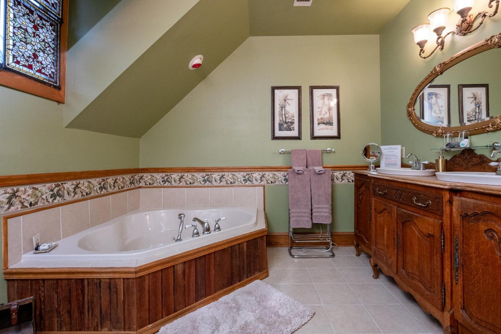 Hemmingway Spa Suite